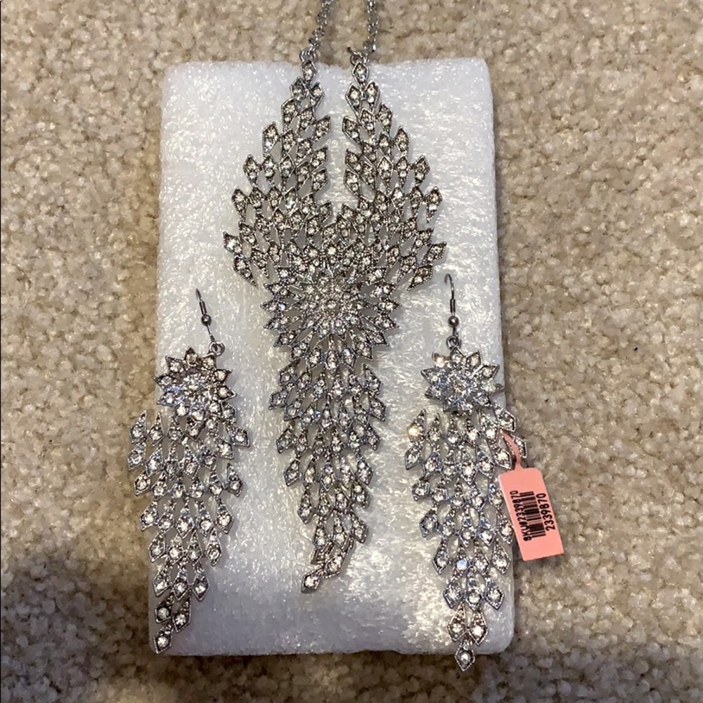 Necklace & earring set